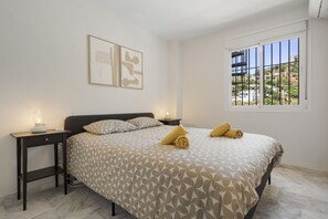 2 chambres, bureau, fer et planche à repasser, lit parapluie