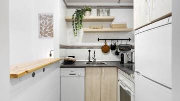 Een koelkast, een magnetron, een oven, een vaatwasser