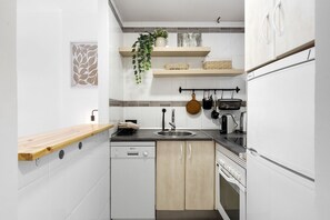 Kühlschrank, Mikrowelle, Ofen, Geschirrspüler