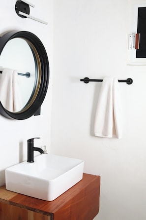 Comfort Double or Twin Room | Bathroom
