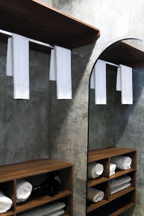 Superior studio, 2 tweepersoonsbedden | Garderobe