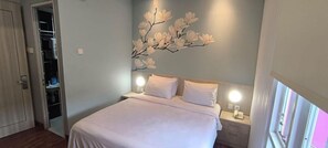 Desk, laptop workspace, free WiFi, bed sheets - True Blue Bunga Bunga Hotel Pasar Baru  (Jakarta)