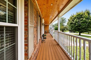 Terrace/patio - Family Getaway 4BR w/ Game Loft & Fire Pit (Lilburn)