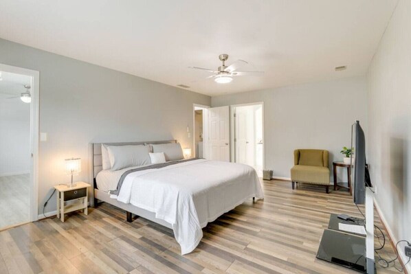 4 chambres, bureau, fer et planche à repasser, lit de bébé portatif