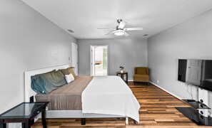 4 bedrooms, desk, iron/ironing board, travel crib - Family Getaway 4BR w/ Game Loft & Fire Pit (Lilburn)
