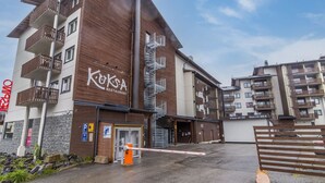 Il s’agit d’un bâtiment moderne qui abrite au rez-de-chaussée un restaurant appelé « KUKSA ». On y trouve plusieurs balcons et un escalier bien visible.
