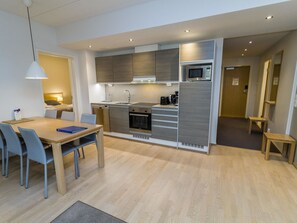 Kjøleskap, mikrobølgeovn, oppvaskmaskin og kjøkkenutstyr