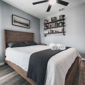 3 habitaciones, tabla de planchar con plancha, wifi y ropa de cama 