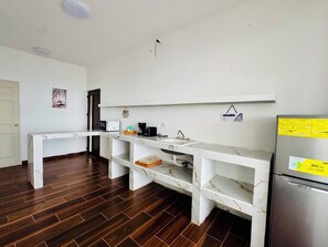 BangalĂŽ famĂlia, vista para o mar | Cozinha privada | Frigobar, micro-ondas, cooktop, lava-louças