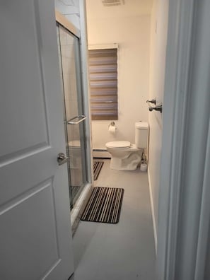 SĂšche-cheveux, serviettes fournies, savon, papier toilette