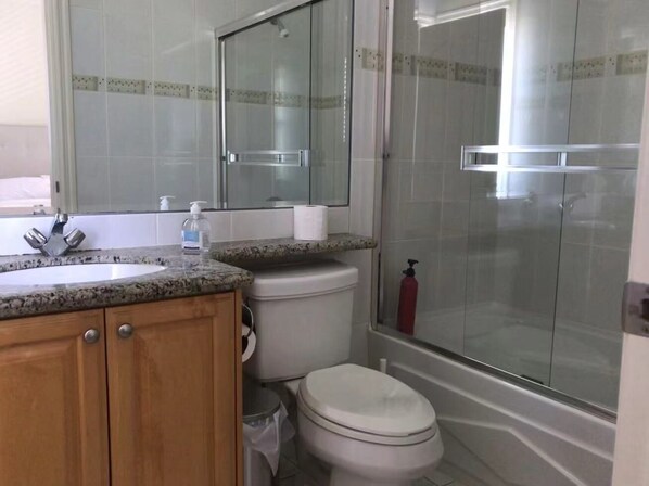 Combined shower/bathtub, towels