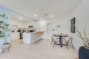 Dining - Spacious 3-bedroom apartment with AC, fitness room in delightful Hollywood (Hollywood)