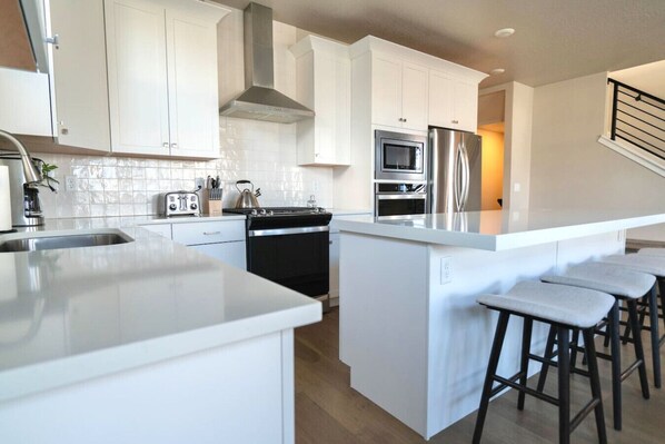 Een koelkast, een microgolfoven, een oven, een kookplaat