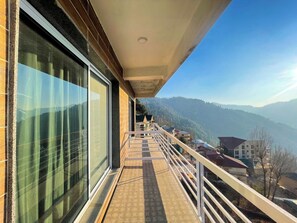 Terrace/patio - Kamboh La Cloud Hotel and Apartments (Murree)