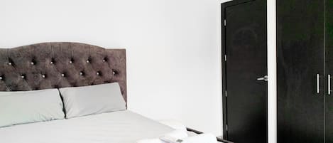 3 habitaciones, tabla de planchar con plancha y ropa de cama