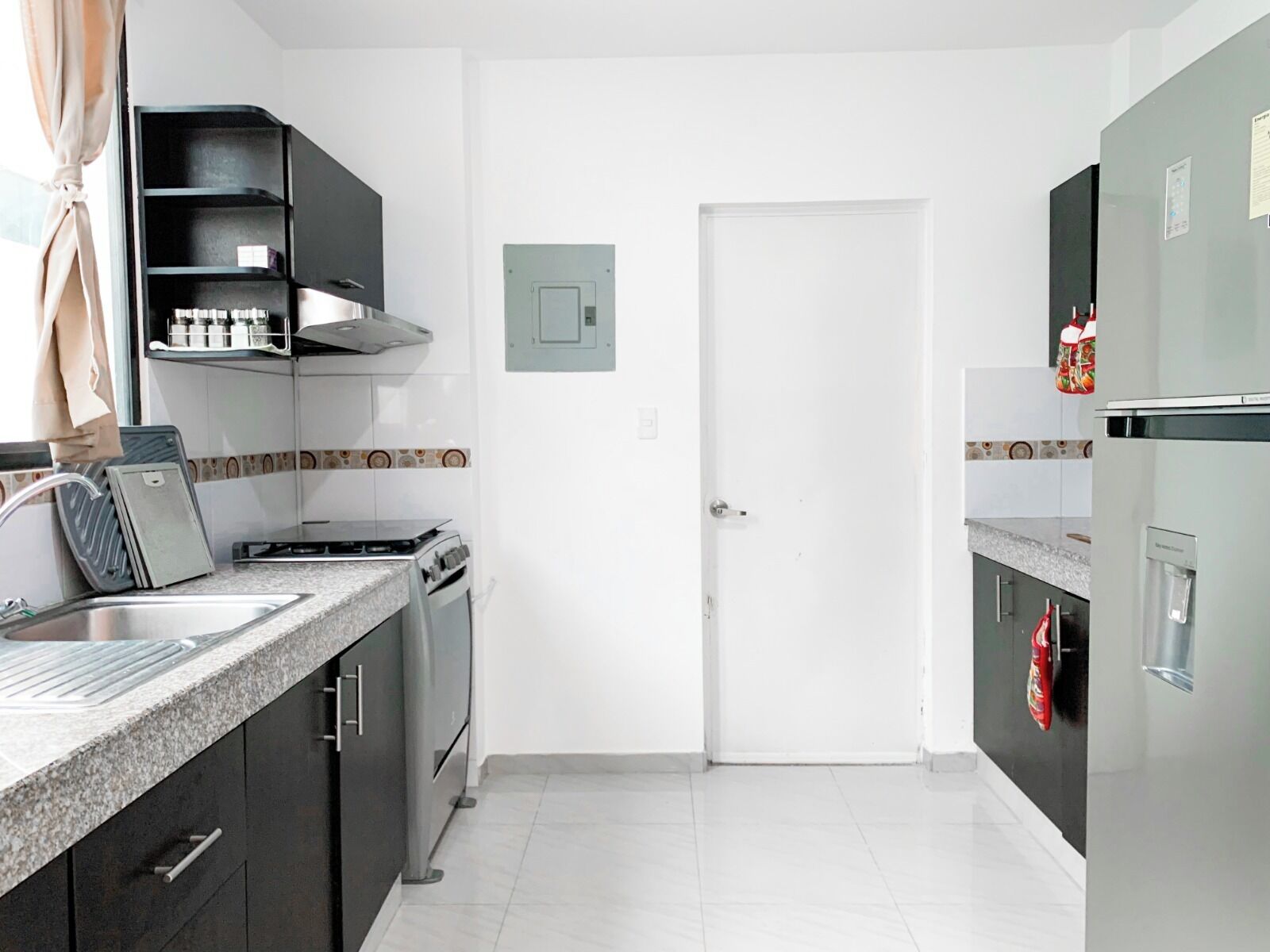 Mikrowelle, Ofen, Geschirrspüler, Toaster