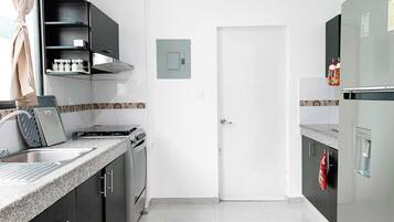 Een microgolfoven, een oven, een vaatwasser, een broodrooster