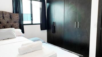 3 habitaciones, tabla de planchar con plancha y ropa de cama