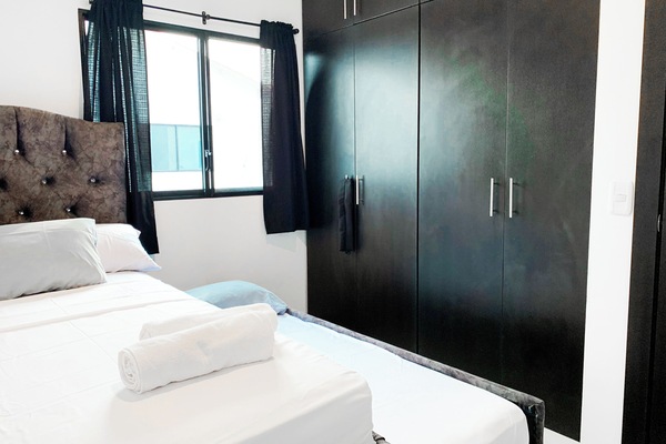 3 habitaciones, tabla de planchar con plancha y ropa de cama