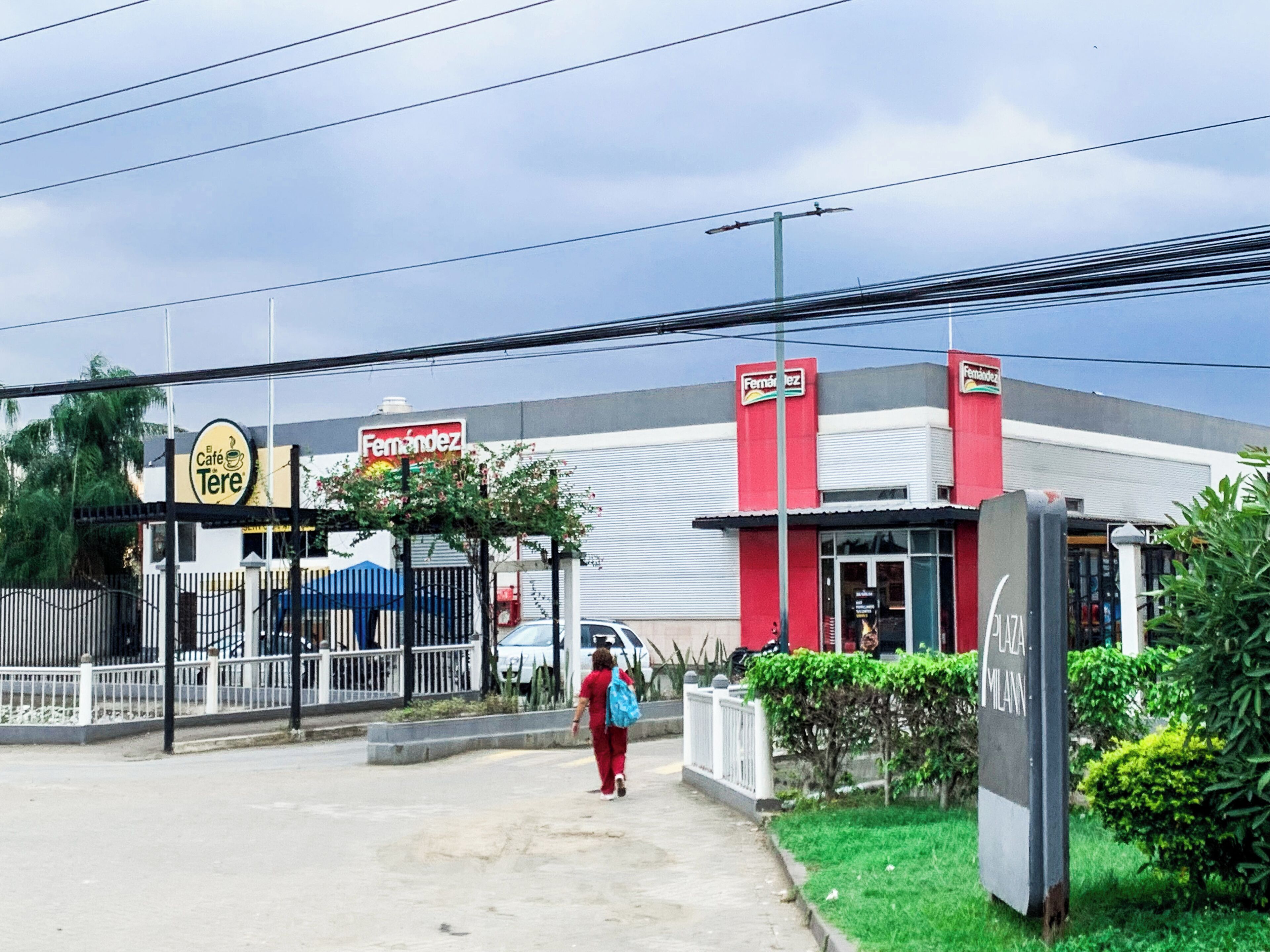 Un immeuble commercial doté d’une devanture, d’une entrée clôturée et d’une enseigne indiquant « Café Tere ».