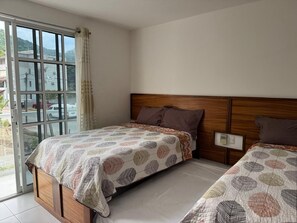 Kamer, balkon, uitzicht op heuvels | Een bureau, gratis wifi