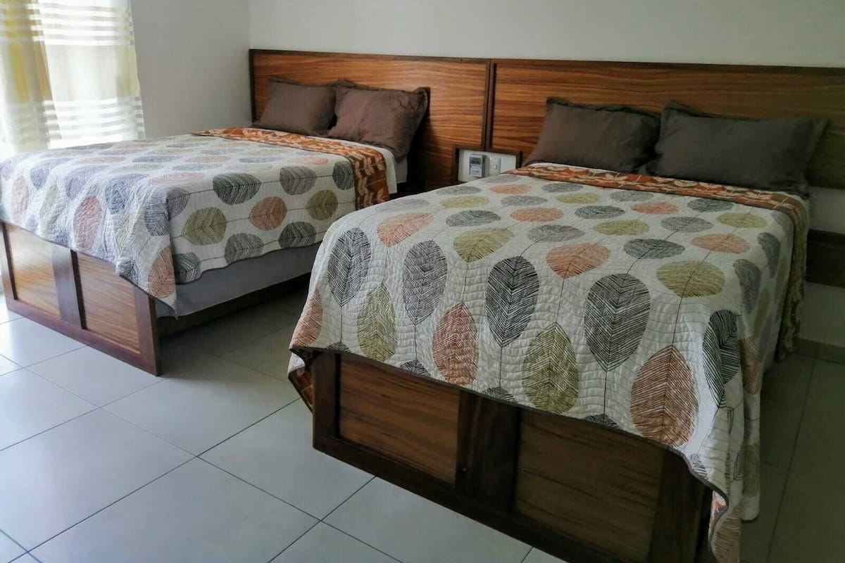 Quarto triplo básico, vista para a cidade | Escrivaninha, Wi-Fi de cortesia