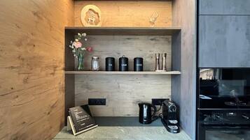 Réfrigérateur, micro-ondes, four, plaque de cuisson