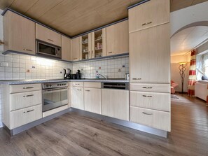 Fridge, microwave, oven, stovetop - Holiday home with terrace in the Bavarian Forest (Waldkirchen)