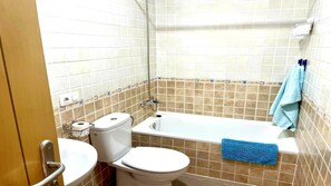 Sèche-cheveux, serviettes fournies