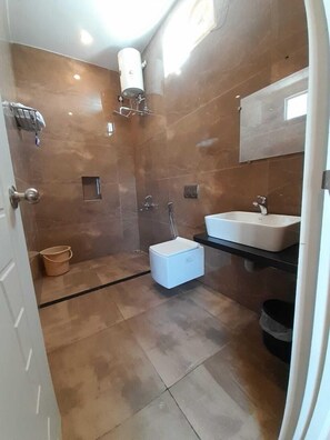 Double Room | Bathroom | Shower, rainfall showerhead, towels, soap