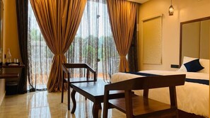 Executive Room | Hypo-allergenic bedding, desk, free WiFi, bed sheets