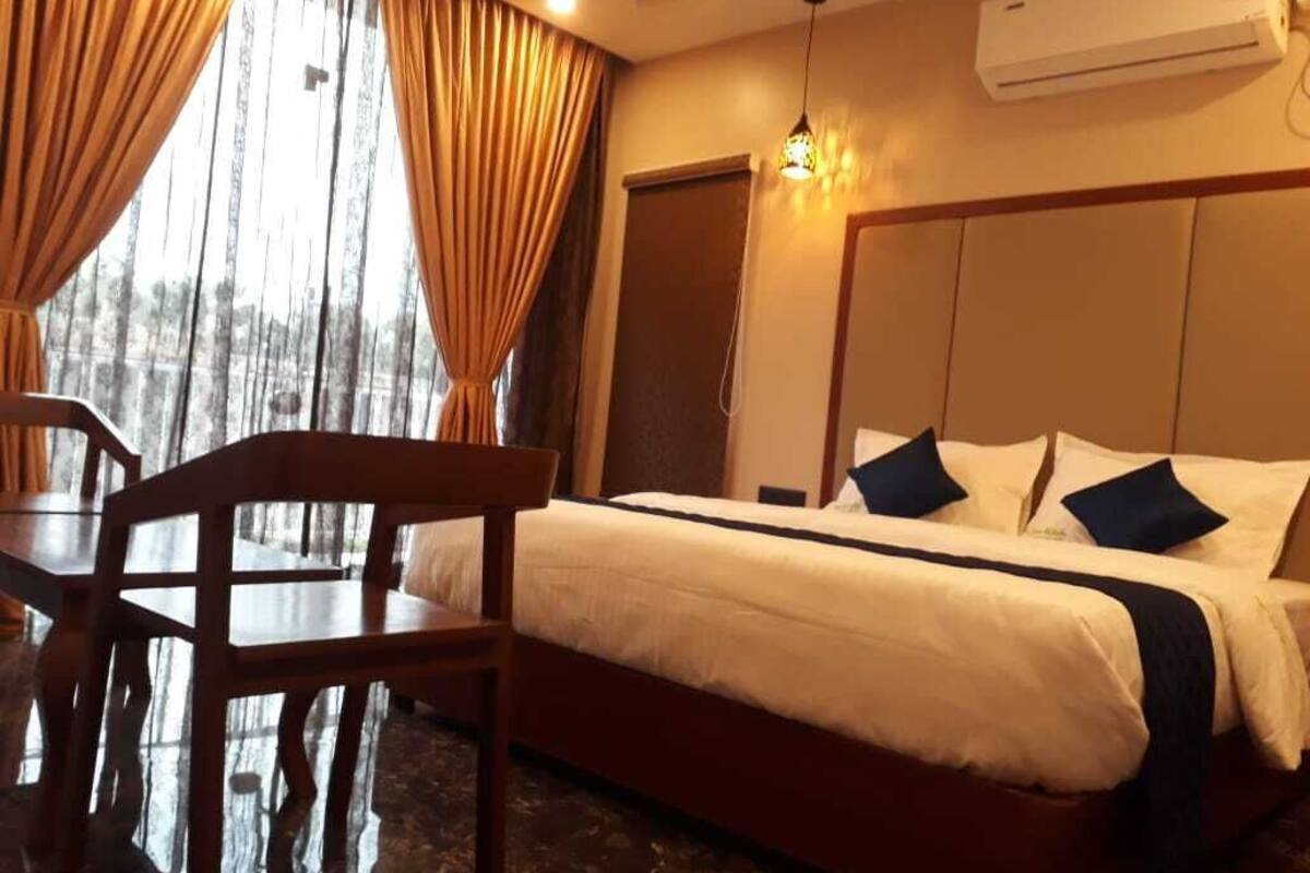 Double Room | Hypo-allergenic bedding, desk, free WiFi, bed sheets