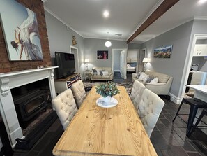 Smart TV y chimenea