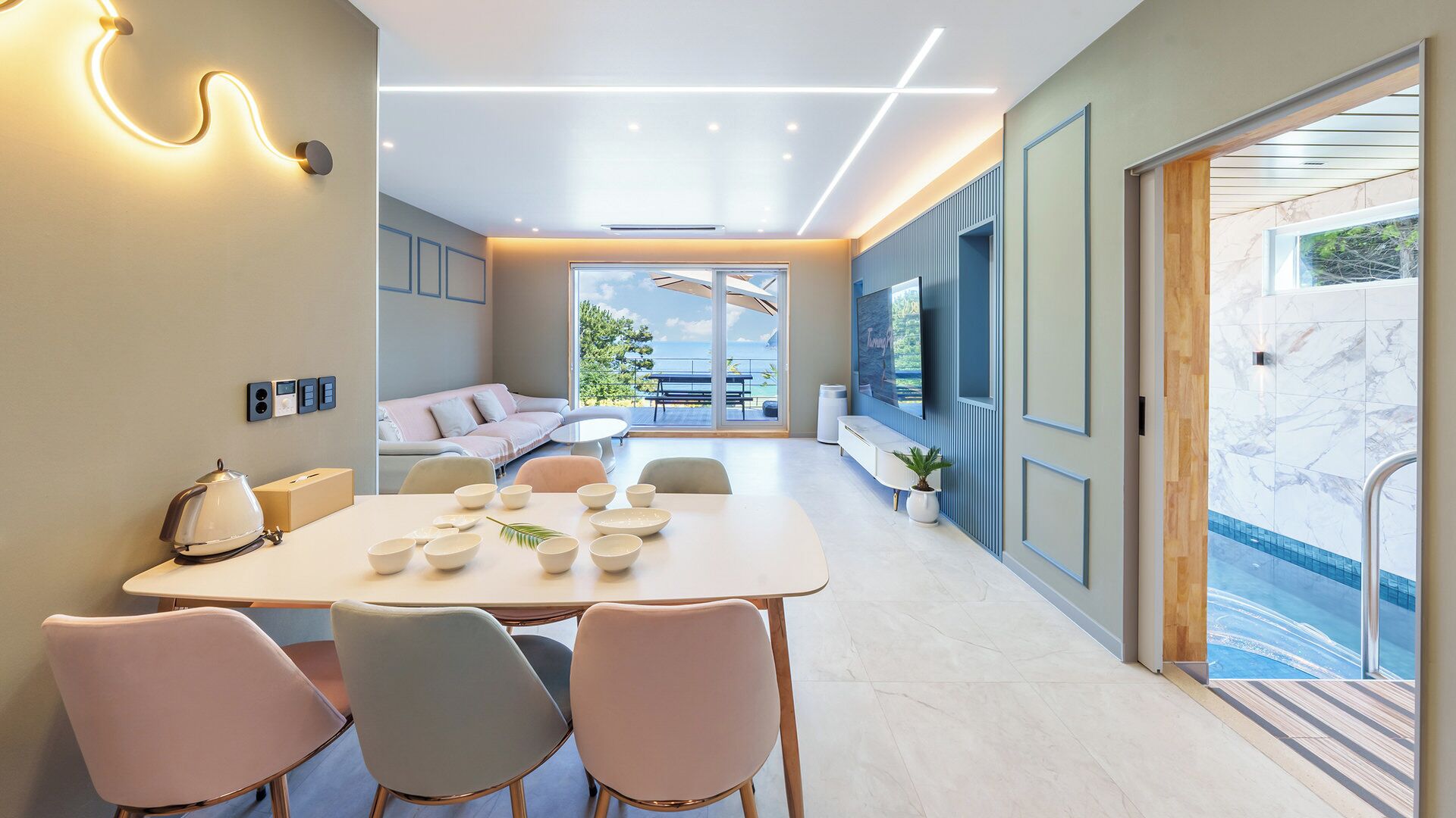 Un intérieur moderne comprenant un coin repas, un canapé et une vue sur l’extérieur.