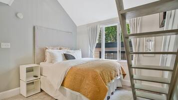 2 bedrooms, iron/ironing board, travel cot, WiFi