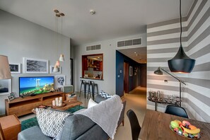Een televisie en een stereo