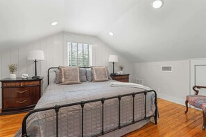 4 bedrooms, iron/ironing board, WiFi, bed sheets