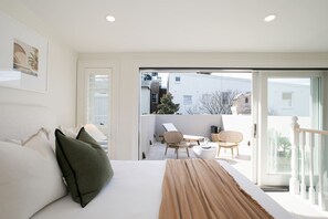 3 chambres, bureau, fer et planche à repasser, lit parapluie