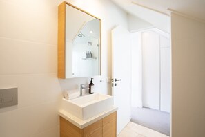 Sèche-cheveux, serviettes fournies