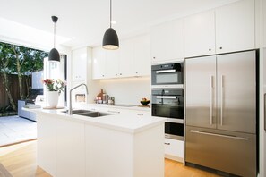 Refrigerador, microondas, horno y parrilla de estufa 