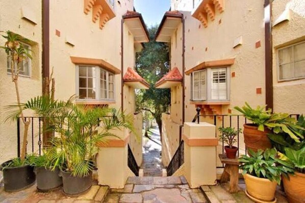 Property grounds - Super tranquil 2BR unit only 3mins from the Beach! (Bondi Beach)