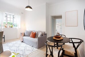 TV, stereo - Super tranquil 2BR unit only 3mins from the Beach! (Bondi Beach)