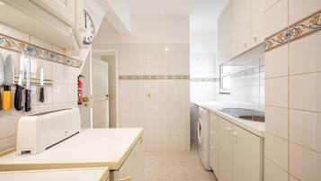 Fridge, microwave, oven, coffee/tea maker