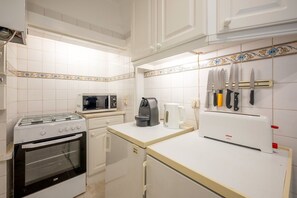 Kühlschrank, Mikrowelle, Ofen, Wasserkocher mit Kaffee-/Teezubehör