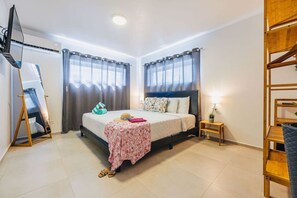 2 bedrooms, iron/ironing board, travel cot, WiFi - Amazing Sea View w/ Private Pool, 2 bed, 4 people (KoeriBoeri)