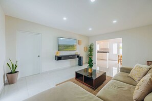 Smart-TV, Bücher, Stereoanlage