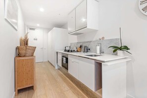 Fridge, microwave, oven, stovetop - Brighton 1-Bed Apartment with Balcony (Brighton)