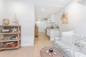 TV, offices - Brighton 1-Bed Apartment with Balcony (Brighton)