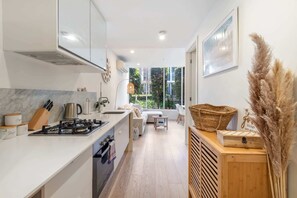 Fridge, microwave, oven, stovetop - Brighton 1-Bed Apartment with Balcony (Brighton)
