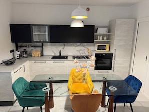 Micro-ondes, four, plaque de cuisson, lave-vaisselle